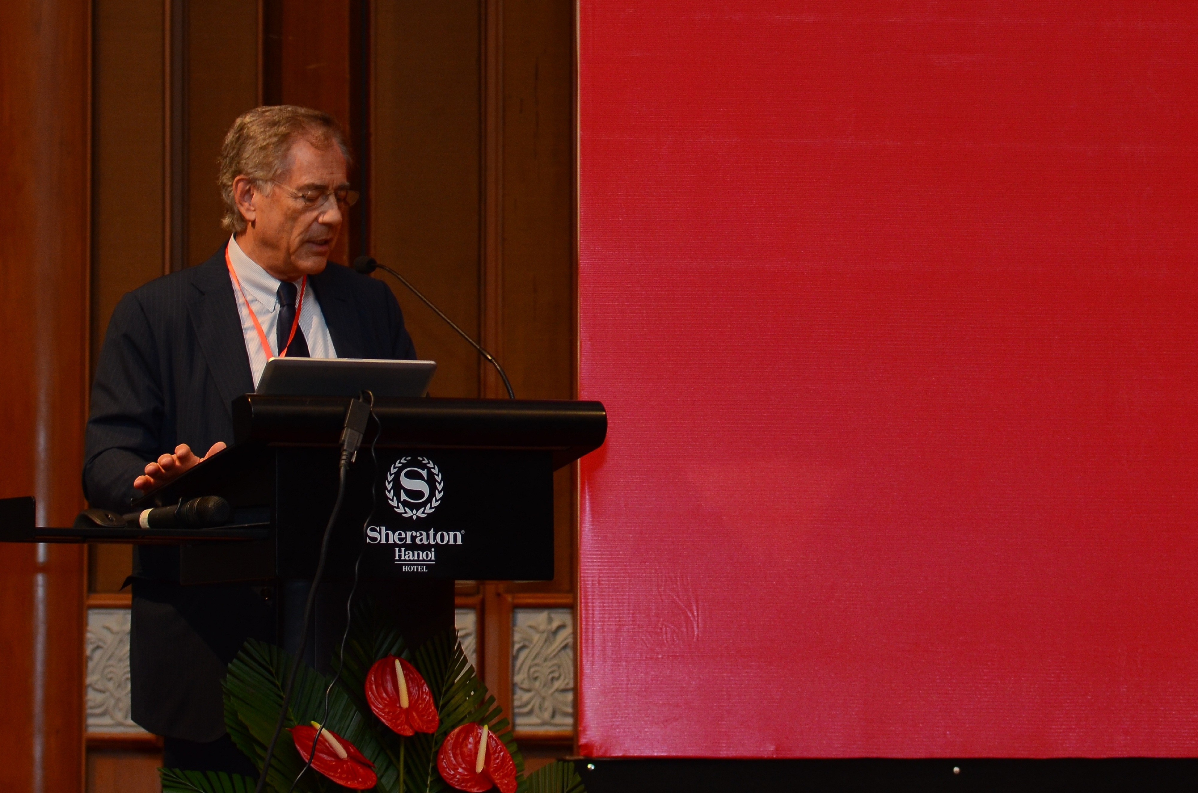 Ông Nguyễn Văn Bình (bìa phải), Trưởng ban Kinh tế Trung ương trao Giải thưởng Chất lượng Quốc tế Châu Á – Thái Bình Dương cho đại diện Tập đoàn Thiên Long.