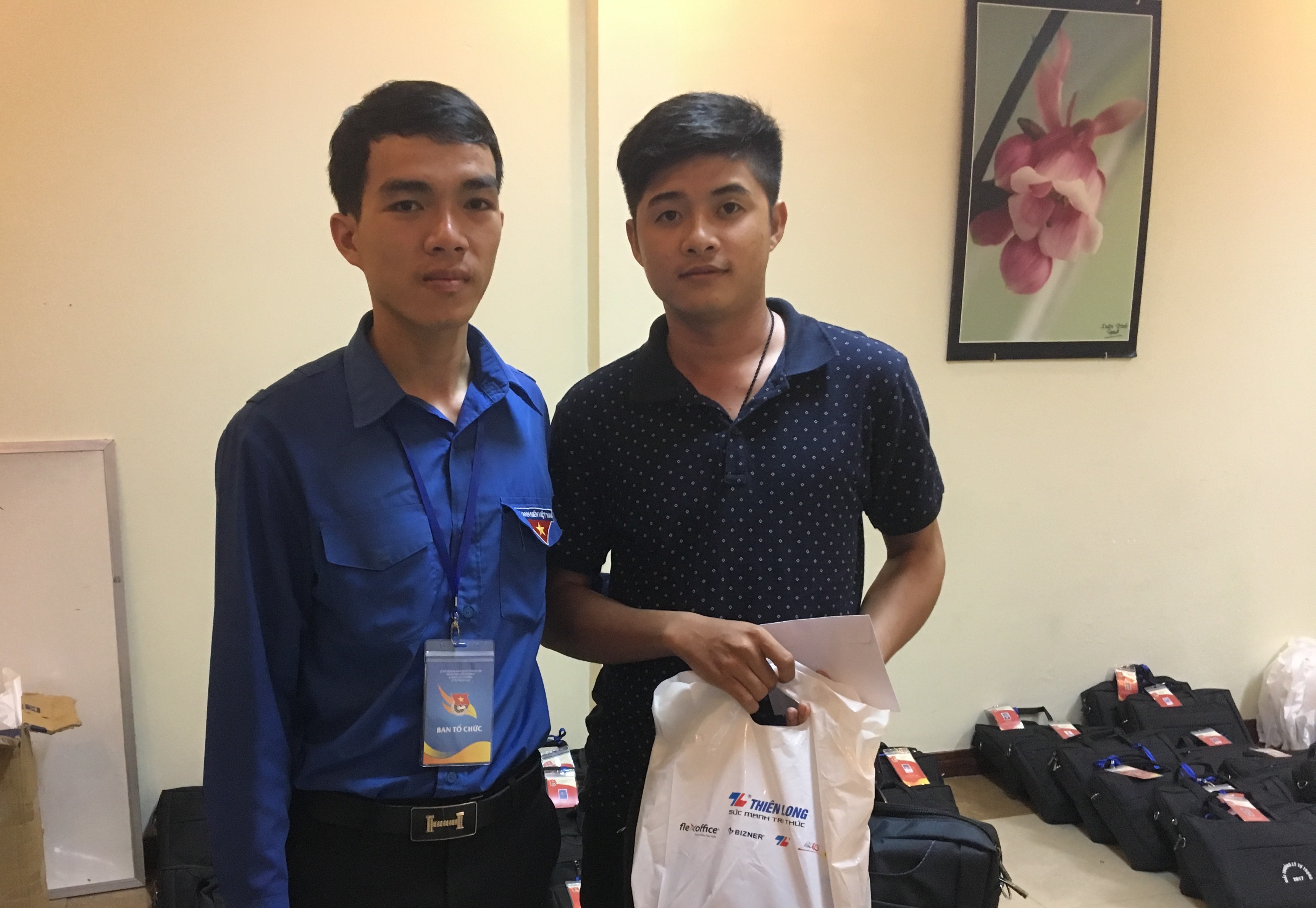 Thiên Long dành tặng các phần quà thiết thực cho các thanh niên trẻ. Thiên Long dành tặng các phần quà thiết thực cho các thanh niên trẻ.