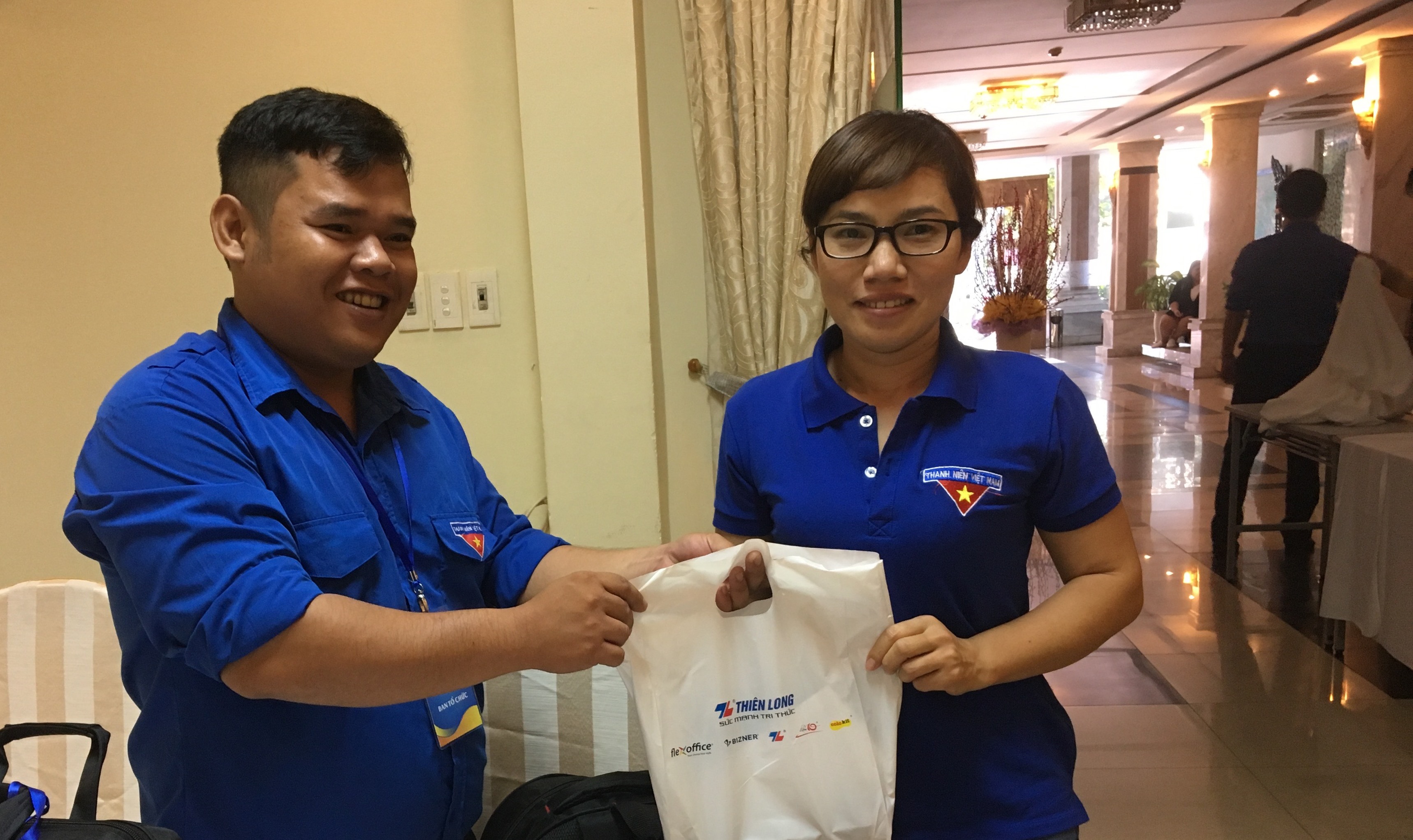 Mỗi phần quà của Thiên Long gồm một cuốn sổ tay và một cây bút chì bấm Bizner cao cấp Mỗi phần quà của Thiên Long gồm một cuốn sổ tay và một cây bút chì bấm Bizner cao cấp