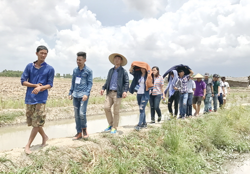 Các thanh niên trẻ đến tham quan các mô hình khởi nghiệp thành công tại Đồng Tháp.
