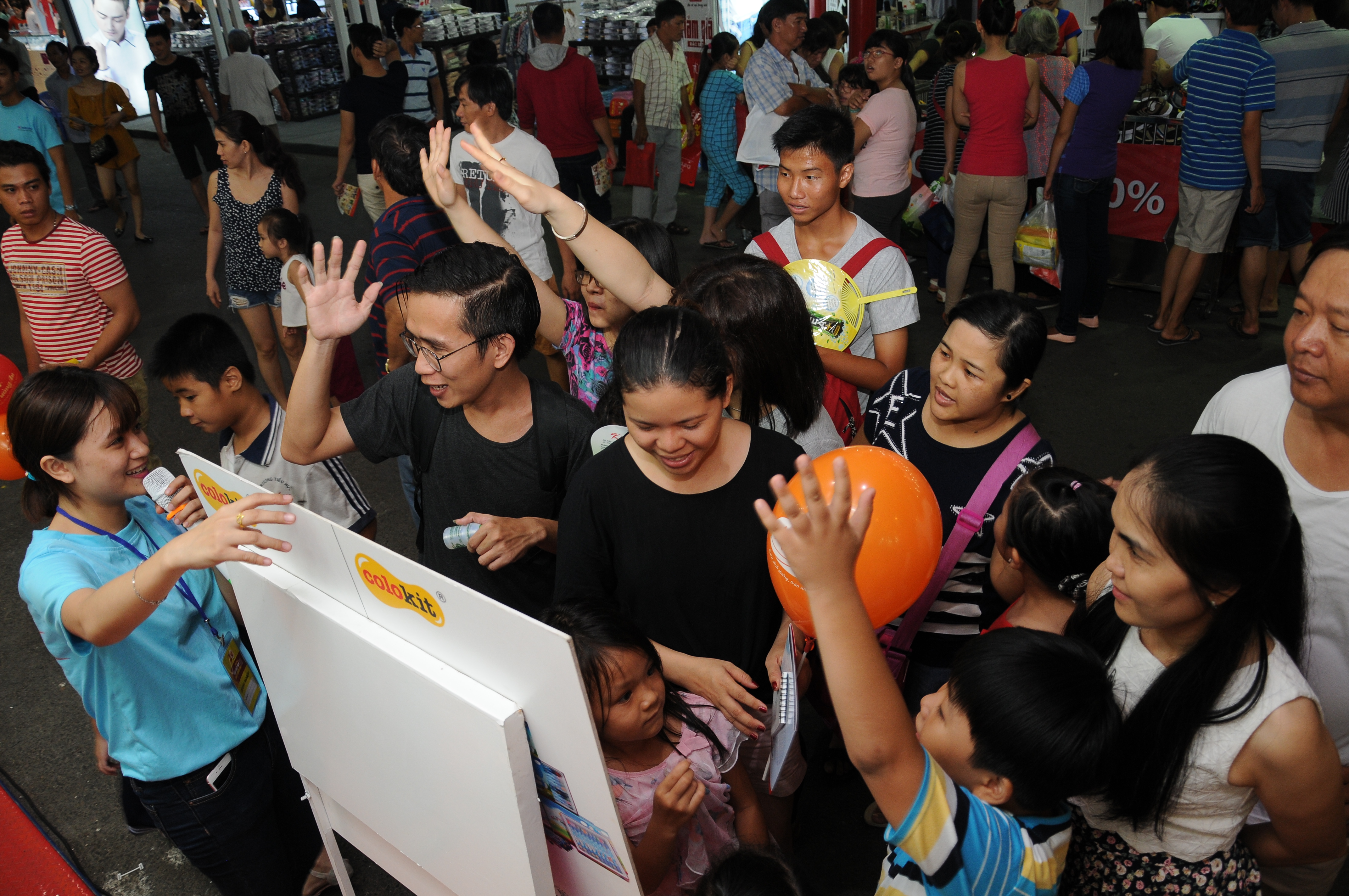 Gian hàng Thiên Long thu hút sự tham gia của đông đảo người tiêu dùng. 