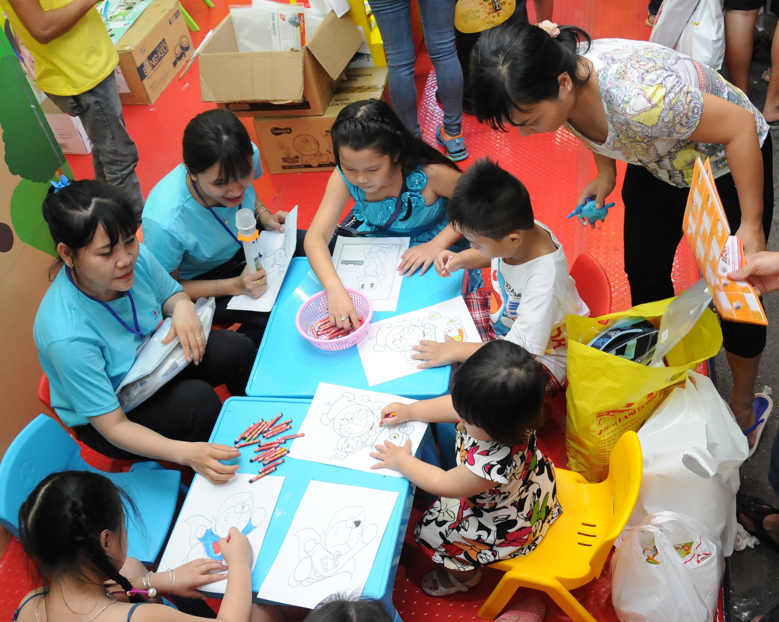 Gian hàng của Thiên Long thu hút nhiều bậc phu huynh và học sinh.