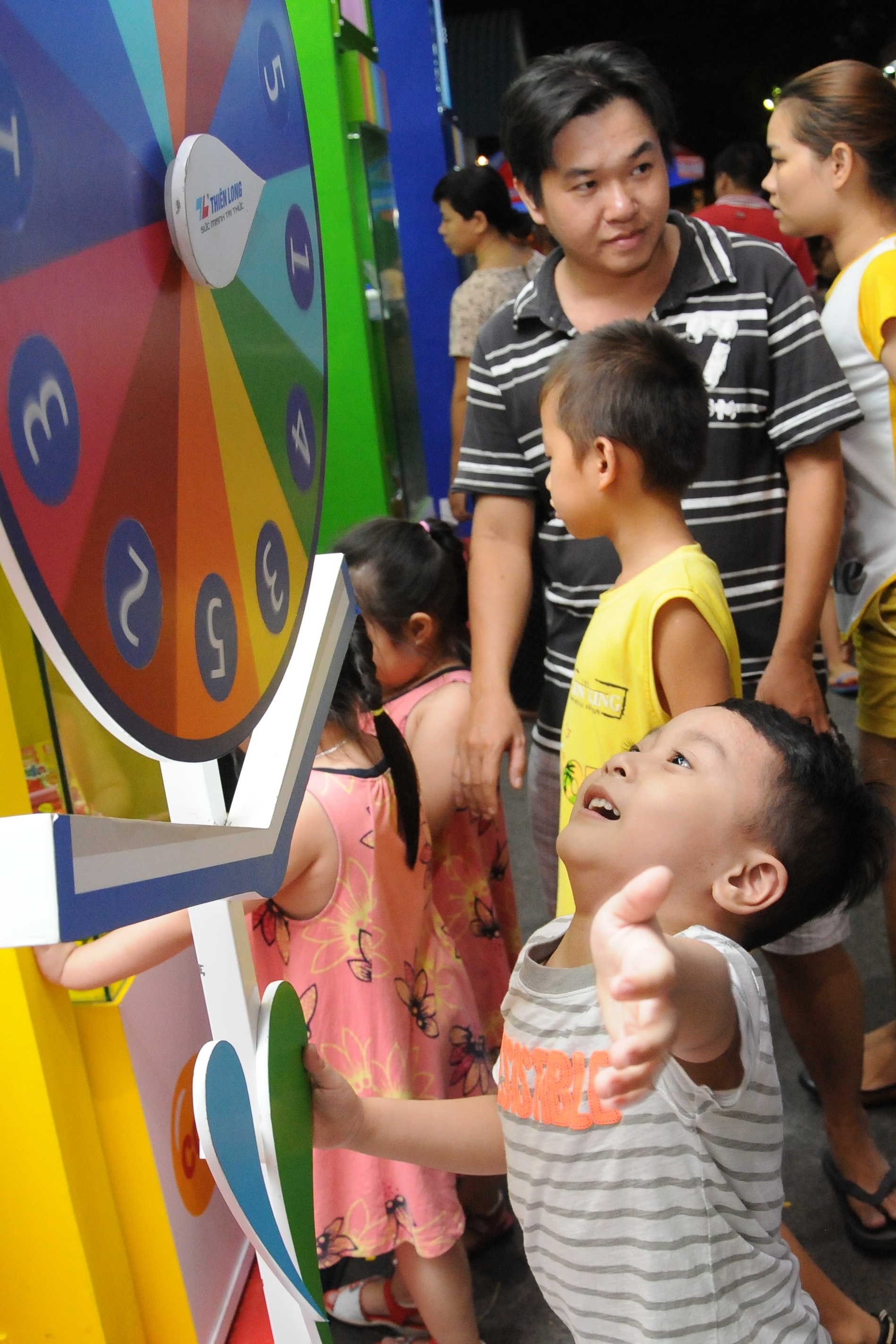 Thích thú với vòng quay may mắn ở gian hàng Thiên Long. 