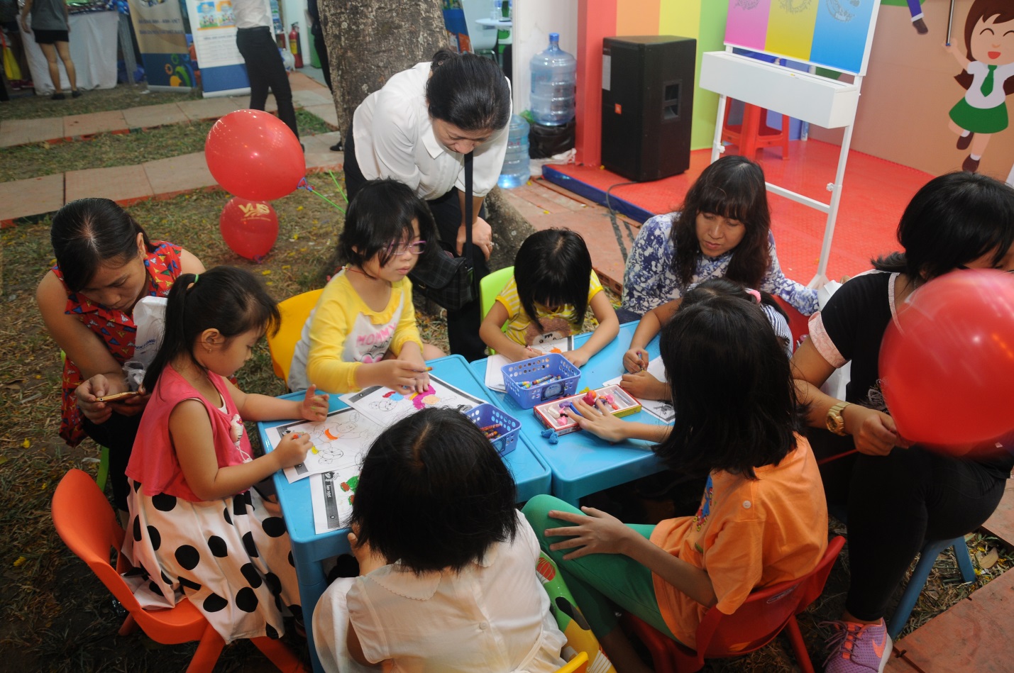 Nặn sáp và tô màu là trò chơi rất “hot” tại gian hàng của Thiên Long. Nặn sáp và tô màu là trò chơi rất “hot” tại gian hàng của Thiên Long.