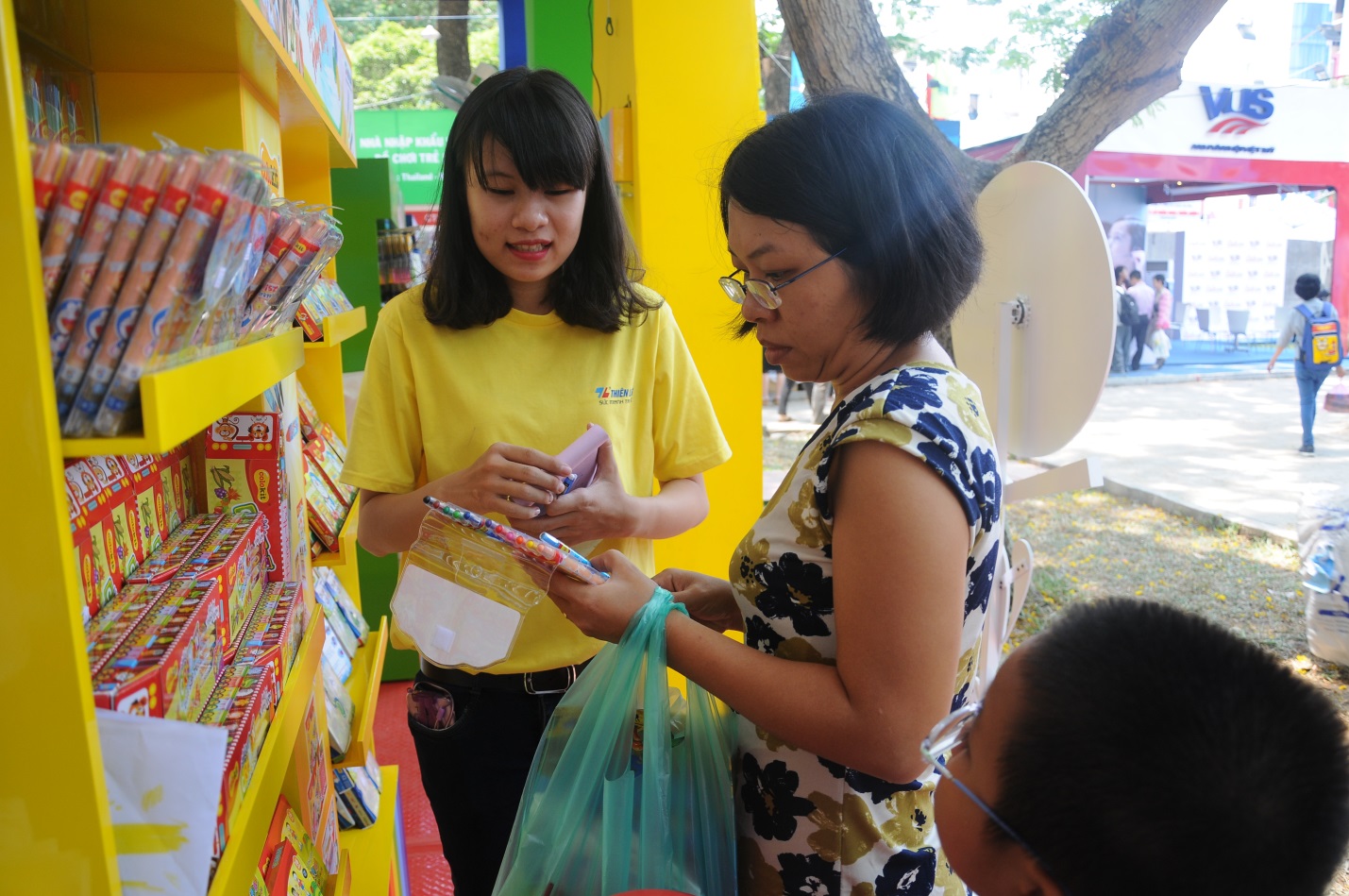 Các bậc phu huynh được tư vấn nhiệt tình về các sản phẩm của Thiên Long. Các bậc phu huynh được tư vấn nhiệt tình về các sản phẩm của Thiên Long.