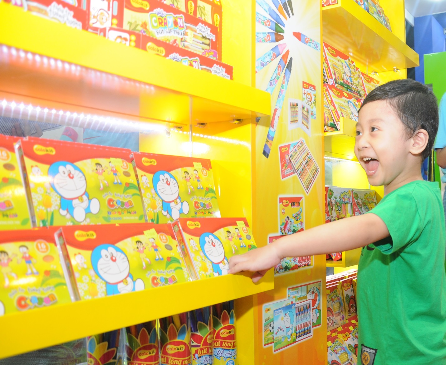 Say mê ngắm nhìn những dụng cụ học tập ước ao Say mê ngắm nhìn những dụng cụ học tập ước ao