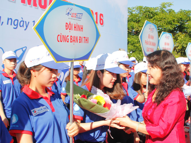 Bà Nguyễn Thị Nghĩa tặng hoa cho các đội hình tình nguyện Bà Nguyễn Thị Nghĩa tặng hoa cho các đội hình tình nguyện