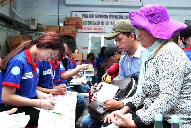 Mặc dù thi tại địa phương nhưng thí sinh từ các huyện xa vẫn phải lặn lội đến các cụm thi Mặc dù thi tại địa phương nhưng thí sinh từ các huyện xa vẫn phải lặn lội đến các cụm thi